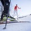 Nahaufnahme von Skiern und Stiefeln beim Langlauf im Schnee